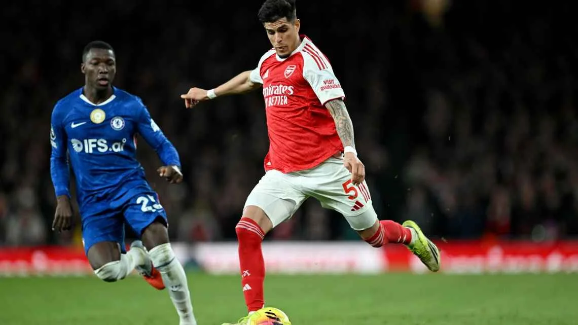 Hincapié le gana la partida a Caicedo en el Derbi Londinense